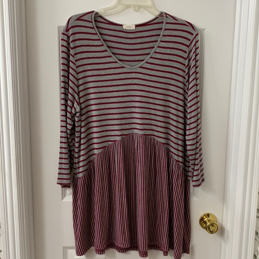 ODDY Size 2XL gray and red striped tunic.  Horizontal and vertical stripes